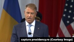Președintele Klaus Iohannis l-a desemnat premier pe fostul comisar european pentru Agricultură, Dacian Cioloș. Potrivit Constituției, acesta are la dispoziție 10 zile ca să își negocieze o nouă majoritate în Parlament și să își alcătuiască echipa. 
