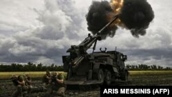 Ukrán katonák egy francia Caesar ágyúval lőnek orosz állások felé a kelet-ukrajnai frontvonalon (archív fotó)