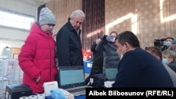 Адахан Мадумаров добуш берүү учурунда. Бишкек. 28-ноябрь, 2021-жыл.