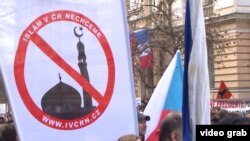 Сочувствующие беженцам активисты большой колонной попытались подойти к участникам антимигрантской акции, но им помешала полиция