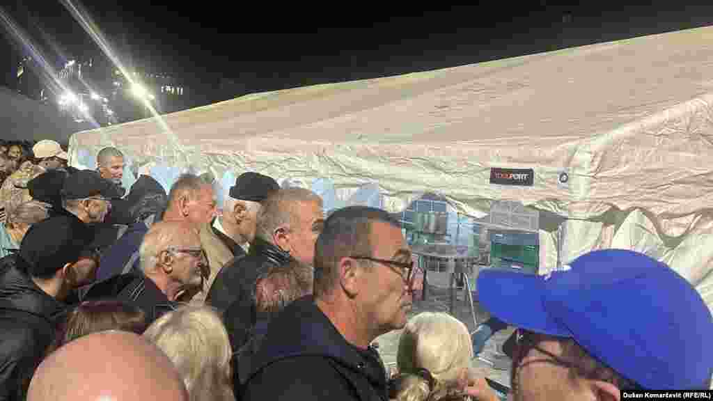 Okupljanje je održano ispred Skupštine Srbije gde se već mesecima nalazi improvizovani šatorski kamp sa pristalicama vlasti.