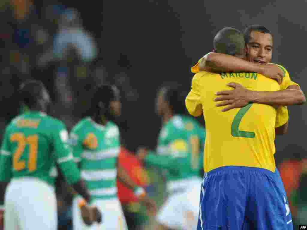 ბრაზილიის ნაკრები გატანილ გოლს ზეიმობს. - სამხრეთ აფრიკის სტადიონებზე გრძელდება მსოფლიო ჩემპიონატი ფეხბურთში. ფიფას თასისთვის ბრძოლა ძალას იკრებს. გამარჯვებული 11 ივლისს გამოვლინდება. 