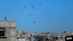 Ndihmat duke rënë në veri të Rripit të Gazës pasi u hodhën nga ajri nga avionët amerikanë dhe jordanezë, 5 mars 2024. 