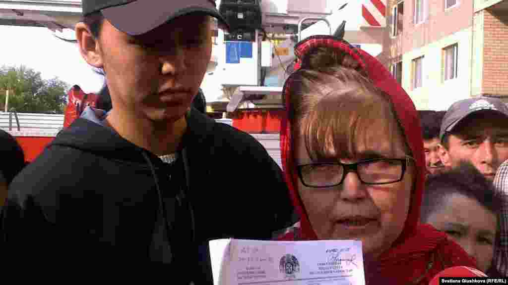 Бағжан Аязбекова (оң жақта) мен келіні Гүлім Бабақова (сол жақта) журналистерге бас прокуратураның жоғарғы сотқа берген қарсылығын көрсетіп тұр. Ол құжатта &quot;Азамат Аязбековке байланысты сот актісі өзгертіліп, жаңа сот қарауына жіберілсін. Сот тексеру дұрыс болмай, сот заңды теріс қолданып, жазықсыз адам сотталыпты&quot; деп жазылған.&nbsp;Астана, 4 маусым 2011 жыл. 