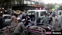 Пред болницата в Кабул след атентата от четвъртък.