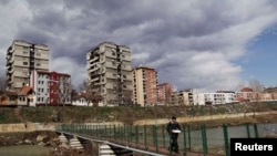 Foto nga arkivi / Urë në mes të Mitrovicës së veriut dhe jugut