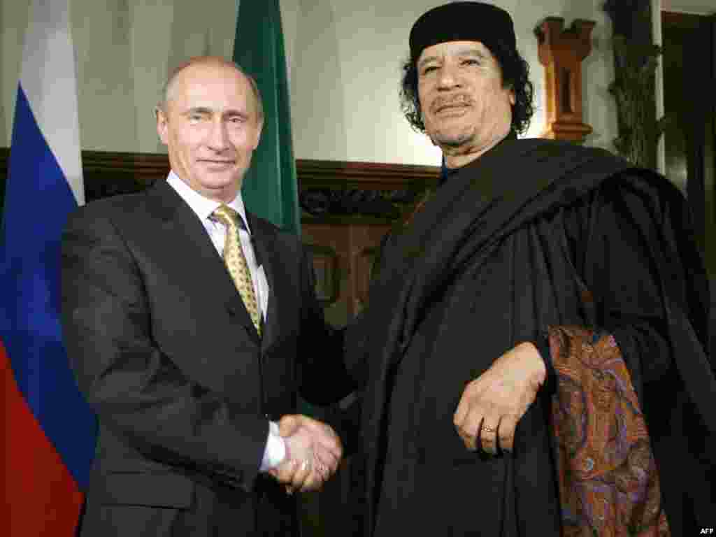 Premierul Vladimir Putin și liderul Libiei&nbsp;Muammar al-Gaddafi, la Moscova, noiembrie 2008. După trei ani,&nbsp;Gaddafi a fost îndepărtat de la putere și ucis