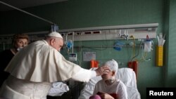 Папа Франциск посети детска болница в Рим, където са настанени ранени деца, които са бежанци от Украйна