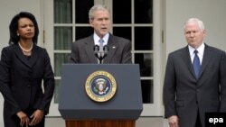 Президент Джордж Буш, за участі міністра оборони Роберта Ґейтса та держсекретаря Конодлізи Райс, оголошує про початок гуманітарної допомоги Грузії. Білий дім, 13 серпня 2008р.