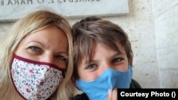 Alan a făcut școală online mai multe luni în cursul anului școlar trecut. Părinții au avut posibilitatea să lucreze de acasă