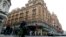 Пешеходы идут по улице рядом с дорогим лондонским магазином Harrods.