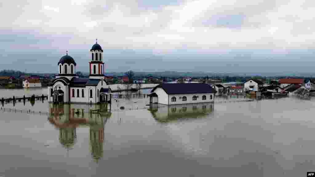 کلیسای ارتدکس در روستای گومیه‌نیتسا در شمال غرب بوسنی پس از بارش شدید باران، در آب فرورفته است.