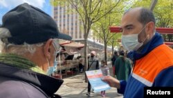 Paris: campanie de informarea despre vaccinarea anti Covid-19 într-o piață ocazională din capitala Franței, 19 aprilie 2021.