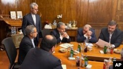 عباس عراقچی، وزیر خارجه ایران، (نفر سوم از راست) در میان دیگر اعضای هیئت ایرانی مذاکره‌کننده با آمریکا، رم ۳۰ فروردین