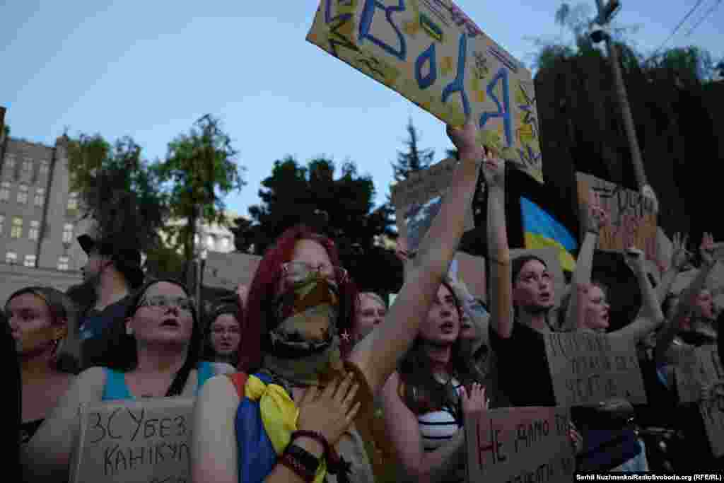«Це дуже небезпечна ситуація. Я не знаю, чим керувалося керівництво країни з позиції національної безпеки, ухвалюючи такий закон. Це небезпечно, але заплющувати очі і казати, що «війна, ми нічого не робимо в тилу» також ми не будемо», – додає Іван