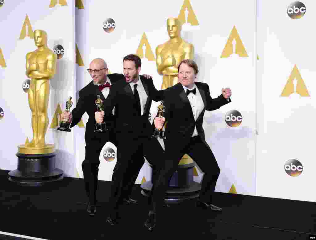 Roy Conti, Chris Williams i Don Hall poyiraju sa Oskarom za najbolji animirani film Big Hero 6.