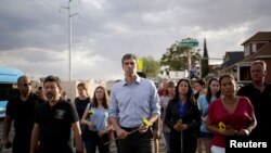 Президенттикке талапкер болууга камынып жаткан Бето О’Рурк (ортодо) Эль-Пасо шаарында каза тапкандарды эскерүүгө катышты.