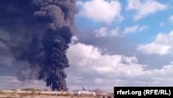 Густий дим піднімається над нафтобазою у Феодосії. Архівне фото