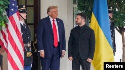 АКШ президенти Дональд Трамп менен Украинанын лидери Владимир Зеленский Ак үйдөгү жолугушуу алдында, 18-август, 2025-жыл