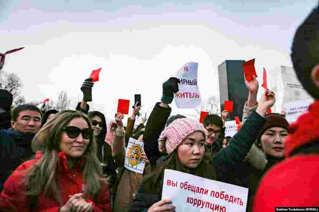 В первой акции, которая прошла 25 ноября, участники показали властям &laquo;желтую карту&raquo; - по аналогии с предупреждающей карточкой желтого цвета в футболе. В этот раз демонстранты продемонстрировали &laquo;красную карту&raquo;.