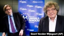 گئورکی کنراد (راست) در نشست بررسی وضعیت آزادی و دموکراسی در مجارستان در کنار نخست‌وزیر اسبق بلژیک ی ورهوفستاد