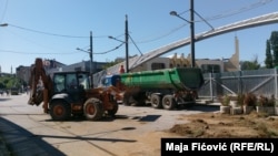 Punimet mbi urën e lumit Ibër që lidh pjesën shqiptare dhe serbe të qytetit, 14 gusht 2016. 