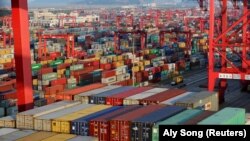 Контейнери у шанхайському порту