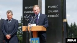 Тодішній президент України Леонід Кучма, праворуч, виступає з заявою після відкриття пам'ятника українсько-польського примирення «Пам'ять – Скорбота – Єднання» у селищі Павлівка, липень 2003 року