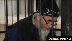 Азимжан Аскаров Бишкектеги сот залында. 10-июль, 2017-жыл.