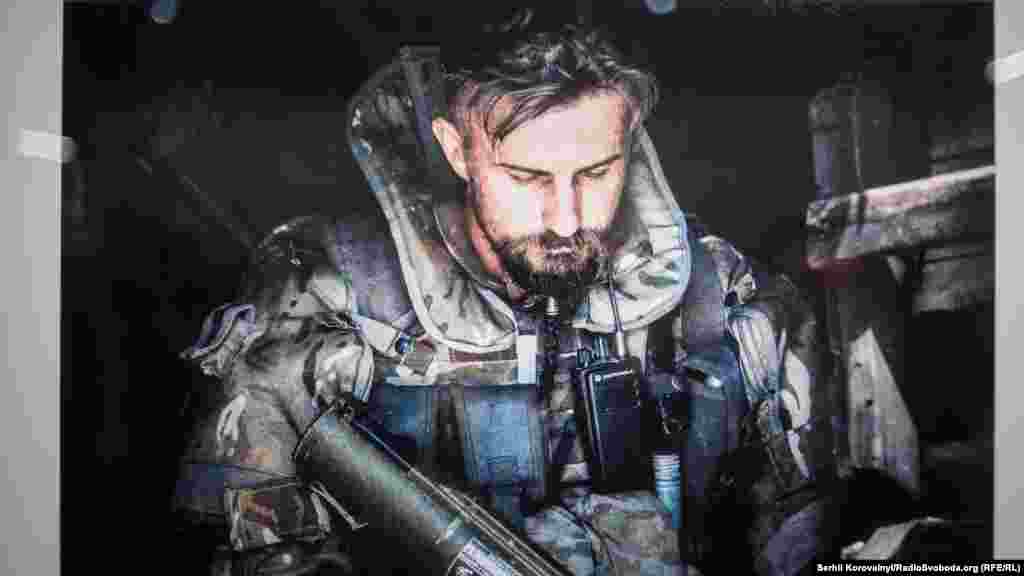 Велика частка світлин на виставці присвячена тематиці війни на Донбасі. На фото &ndash; робота Юрія Величка &laquo;Діп. Командир взводу&raquo;