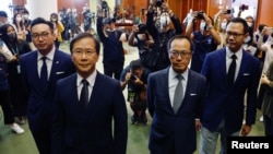 Alvin Yeung Ngok-kiu, Kwok Ka-ki, Kenneth Leung és Dennis Kwok eltiltott hongkongi képviselők nyilatkoznak a sajtónak 2020. november 11-én.