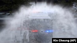 Гонконгдо полиция нааразылык акциясына чыккандарга каршы суу бүркчү машинелерди колдонгону жатат. 