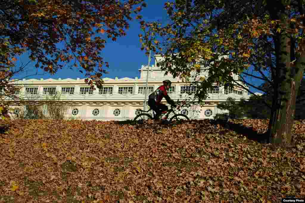 Велосипедист в городском парке Праги. Чехия