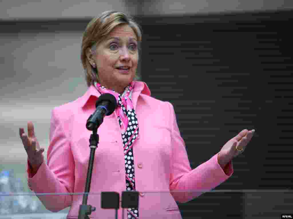 ...a američka državna tajnica je obećala da će ponovo posjetiti RFE/RL.