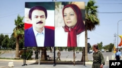 تصاویر مریم و مسعود رجوی در ورودی اردوگاه اشرف؛ اردوگاهی که دولت عراق دستور داده است تا خردادماه تخلیه شود.