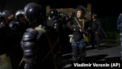 Внаслідок сутичок між силовиками і прихильниками Алмазбека Атамбаєва 7 серпня загинув один спецпризначенець, 52 людини були поранені