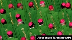 Biskupi prisustvuju misi koju je služio papa Franja za otvaranje sinoda na Trgu Svetog Petra u Vatikanu ( 3. oktobar 2018. godine)