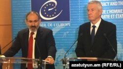 Премьер-министр Армении Никол Пашинян (слева) и генеральный секретарь Совета Европы Турбьёрн Ягланд на совместной пресс-конференции, Страсбург, 11 апреля 2019 г.