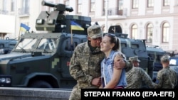 Український військовий в очікуванні на початок репетиції військового параду в центрі Києва, 22 серпня 2018 року