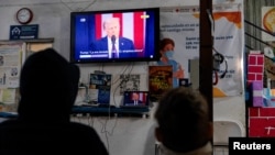 Трамптың сөзін тыңдап отырған АҚШ-тағы мигранттар. Көрнекі сурет.