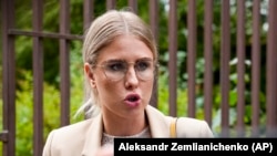 Sobol ispred suda u Moskvi u avgustu 2012.