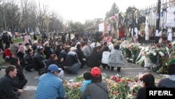 7-апрелдеги кандуу кагылыштын курмандыктарын эскерүүлөр, Бишкек, 13-апрель.