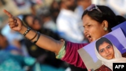 Одна из участниц митинга в поддержку Малалы Юсафзай