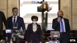 Във вторник президентът Румен Радев връчва първия мандат за съставяне на правителство на партията с най-много депутати - ГЕРБ. На снимката: Даниел Митов, Десислава Атанасова и Томислав Дончев