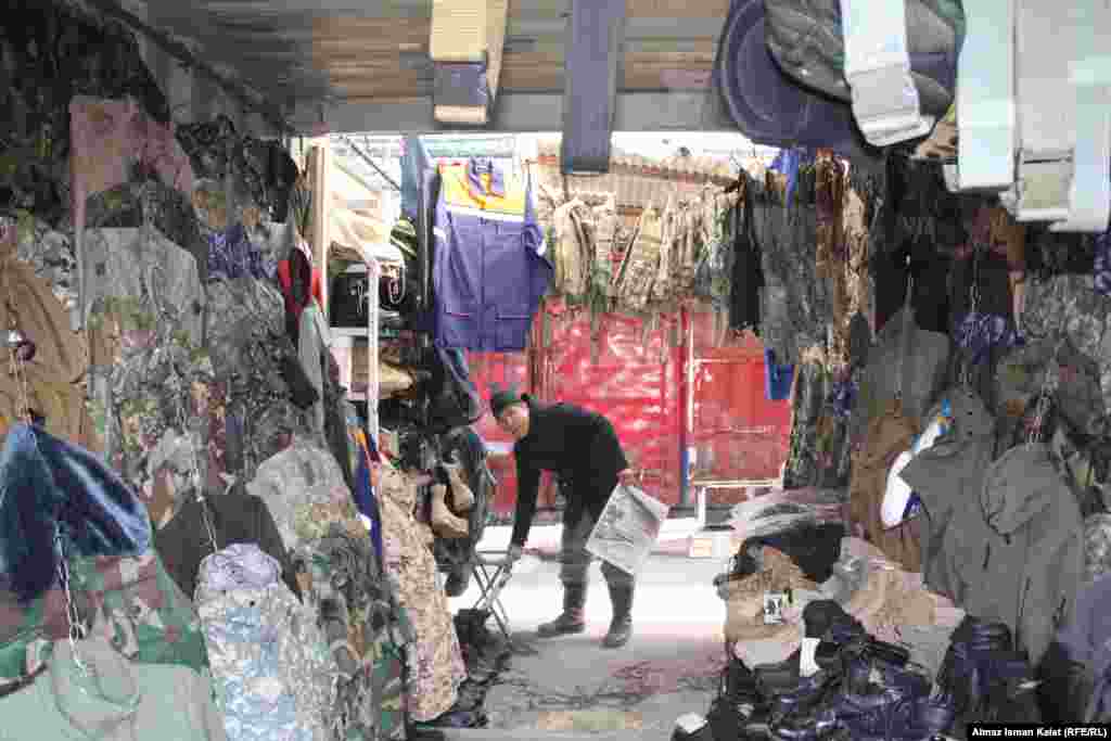 Продавцы неохотно признаются, что у них есть вещи и с ближайшей американской военной базы под Бишкеком