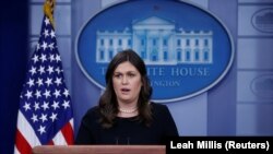 Ак үйдүн басма сөз катчысы Сара Сандерс. 