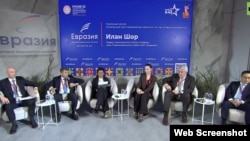 Илан Шор и Маргарита Симоньян сидят рядом на Петербургском международном экономическом форуме.