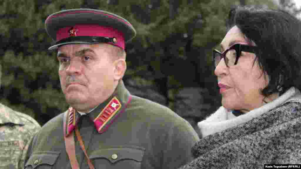 Алуа Байкадамова, внучка командира дивизии генерала Ивана Панфилова (справа), осудила акт вандализма в Парке имени 28 гвардейцев-панфиловцев.&nbsp;