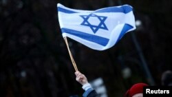 Žena s izraelskom zastavom u ruci, Berlin, decembar 2023.