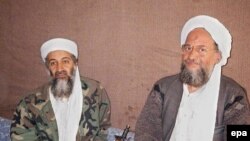 Osama Bin Laden și adjunctul său, Ayaman al-Zawahri, într-o ascunzătoare din Afganistan la circa două luni de la atacurile de la 11 Septembrie din Statele Unite. EPA/8 noiembrie 2001.